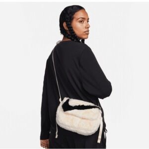 Nike Sportswear Futura 365 Furry Crossbody
